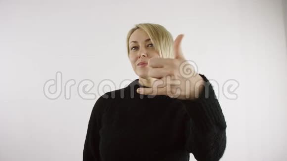 成年白种人金发短毛的中年白种人正在打电话用手势对着镜头拍白头发视频的预览图