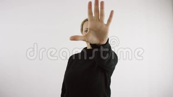 沮丧的成年白种人金发女子用手掌在明亮的白色背景上做停止手势视频的预览图
