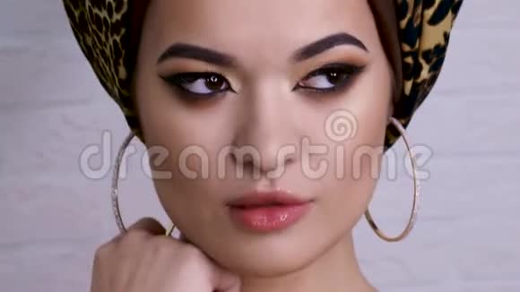 一位年轻貌美的女士穿着豹纹面料的时髦头巾视频的预览图