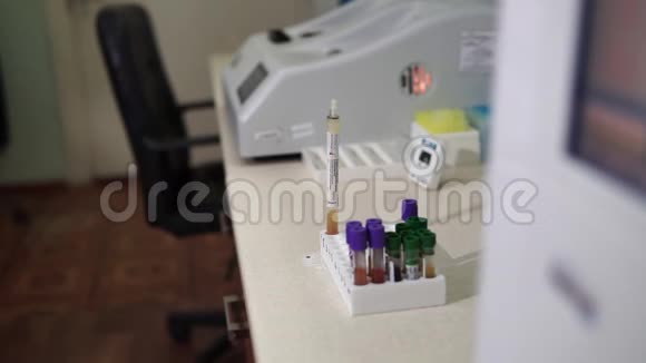 一名女性实验室助理正在准备血液测试现代医疗技术视频的预览图