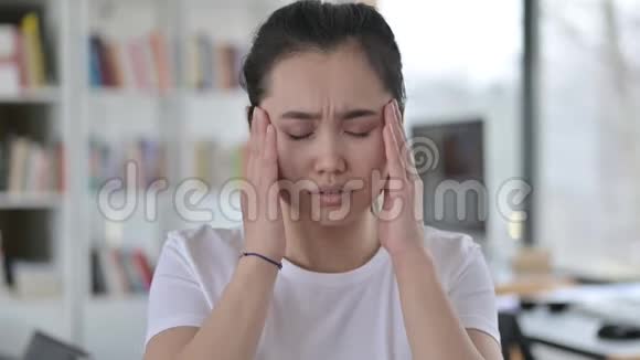 紧张的亚洲年轻女性头痛的肖像视频的预览图