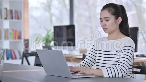 不是一个年轻的亚洲女人用手提电脑做的手势视频的预览图