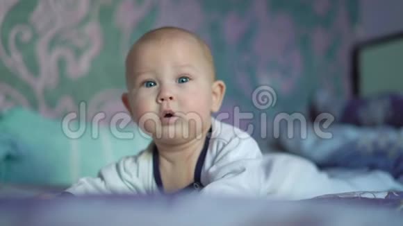 迷人的婴儿学会在床上爬行视频的预览图