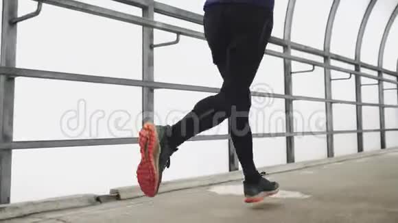 跑步男子在运动服锻炼前三项全能冲刺玻璃隧道视频的预览图