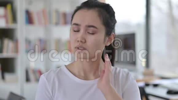 疲惫的亚洲年轻女子颈部疼痛的肖像视频的预览图