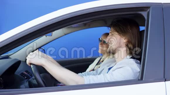 高兴的男人和女人在车里好好谈谈他们都穿着休闲服帅气的司机和优雅的视频的预览图