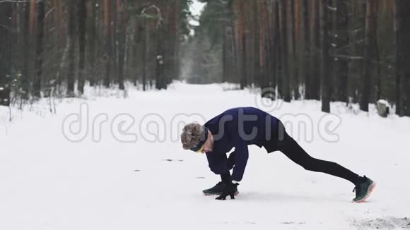 冬天运动员在丛林里慢跑前热身腿热身4K50视频的预览图