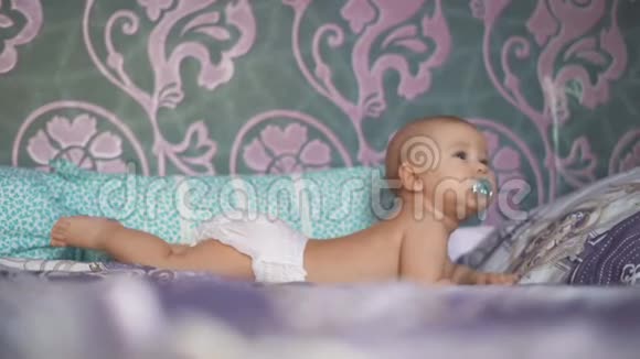 迷人的婴儿学会在床上爬行视频的预览图