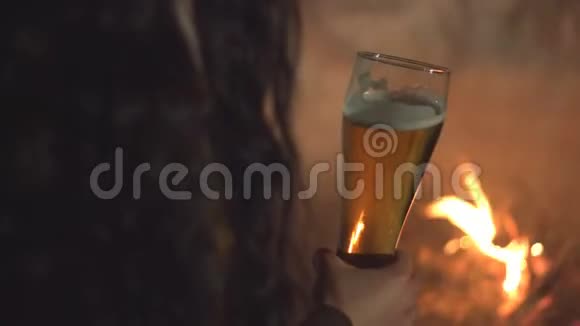 一杯啤酒在火边视频的预览图