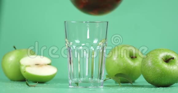 把新鲜的苹果汁倒入玻璃杯中视频的预览图