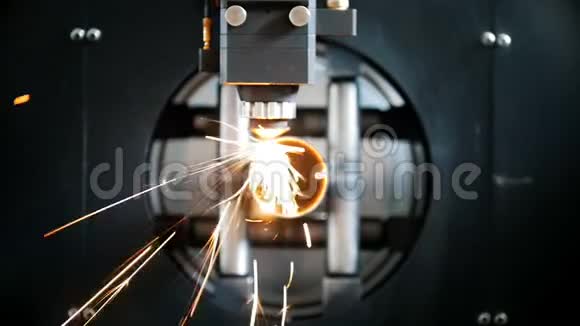切割金属火花从激光现代工具在重工业视频的预览图