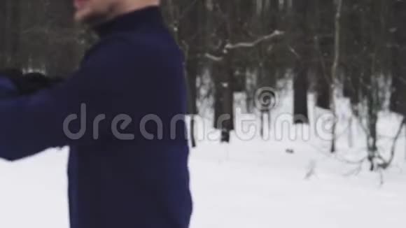 冬天运动员在丛林里慢跑前热身4K50视频的预览图
