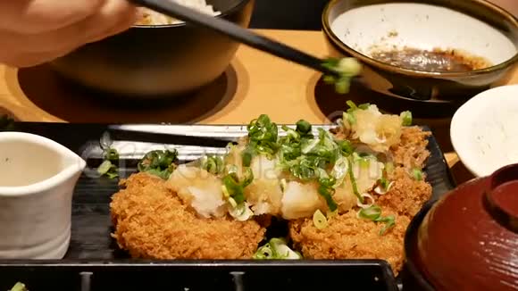 与家人一起在日本餐馆吃食物的人的运动视频的预览图