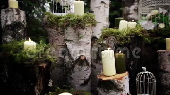 美丽的婚礼装饰和蜡烛桦木原木视频的预览图