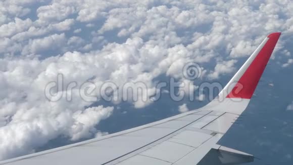 飞机翼和云在空中视频的预览图
