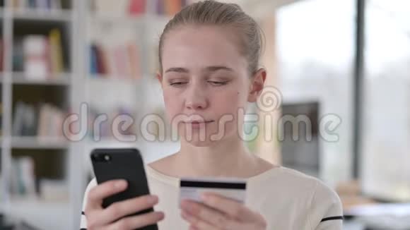 年轻女性在智能手机上的在线支付画像视频的预览图