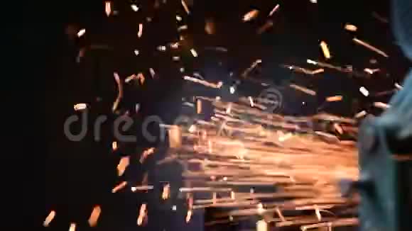 机械工人切割重钢抛光金属磨床焊接火花工业工人视频的预览图