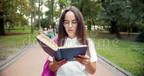 在公园打书的学生女孩视频的预览图