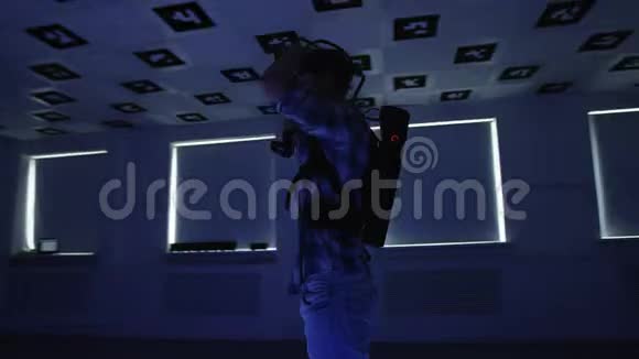 追踪一个年轻人在闪烁的红色和蓝色霓虹灯下摘下虚拟现实耳机的360度镜头视频的预览图