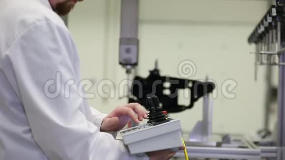 质量工程师通过专业的三维测量系统机器测量某些模具部件视频的预览图