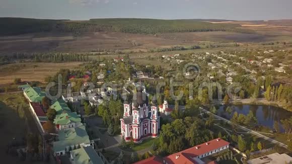 飞越一个被秋林包围的基督教修道院视频的预览图