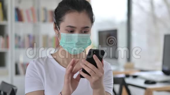 戴着智能手机面罩的亚洲女性肖像视频的预览图