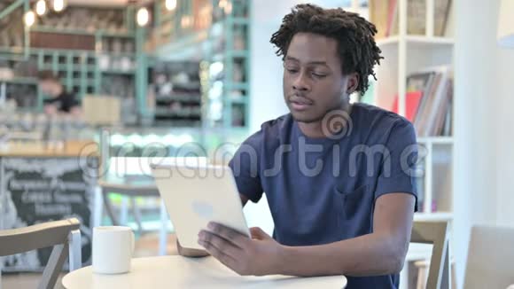 一名非洲男子对咖啡室平板电脑的损失做出反应视频的预览图