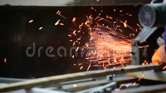 机械工人切割重钢抛光金属磨床焊接火花工业工人视频的预览图