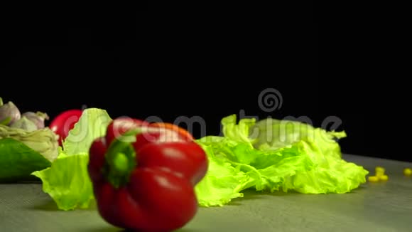 各种蔬菜在黑色背景上拍摄视频的预览图