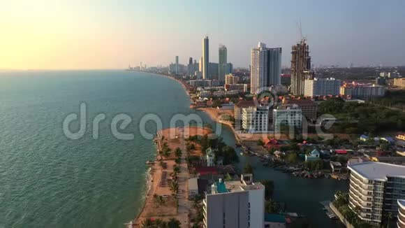 泰国东部彭伯里芭堤雅海滩的鸟瞰图视频的预览图