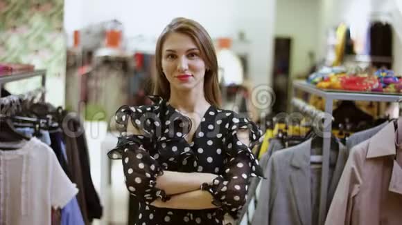 年轻有魅力的女子双手交叉站在商场的服装店视频的预览图