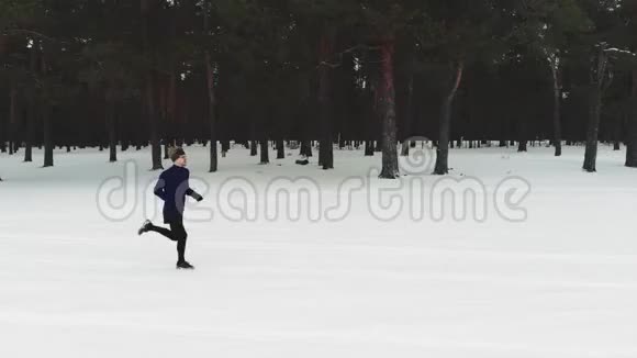 在铁人三项赛前穿运动服装的跑步男子冬季运动概念空中飞行视频的预览图