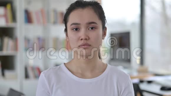 昏昏欲睡的亚洲年轻女子打哈欠的画像视频的预览图