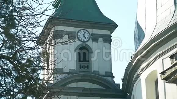 古老的大教堂上面有钟视频的预览图