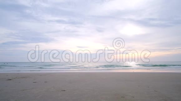 海滩日落沙滩和阳光视频的预览图