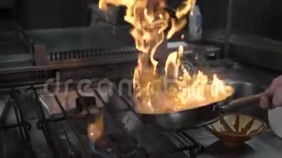 厨房里锅里的火视频的预览图