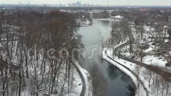 冰雪覆盖的冬季美丽湖泊鸟瞰图视频的预览图