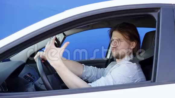 布鲁内特司机正在开车时拍照他坐在白色的车里背景是色度键年轻人视频的预览图