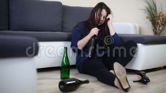 喝醉的女人躺在沙发上带着一种酒瓶酗酒观念酗酒成瘾视频的预览图