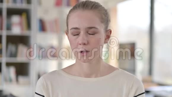 生病的年轻女子咳嗽病毒视频的预览图
