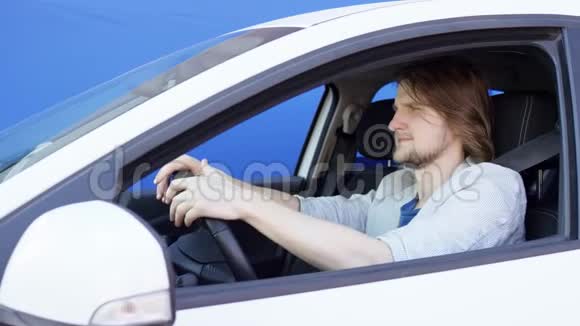 一个愤怒的年轻人正从窗外靠出去与其他司机在交通堵塞中争吵惹人厌的黑发男人在按喇叭视频的预览图