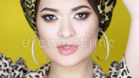 勇敢美丽的年轻女子戴着豹纹头巾视频的预览图