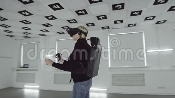 一位成年女性戴着虚拟现实耳机用一个控制器移动双手并用弧形镜头跟踪视频的预览图