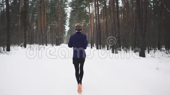 在三项全能运动前锻炼运动服的人冬季运动概念视频的预览图