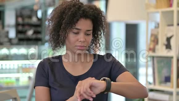 用智能手表描绘严肃的非洲少女视频的预览图