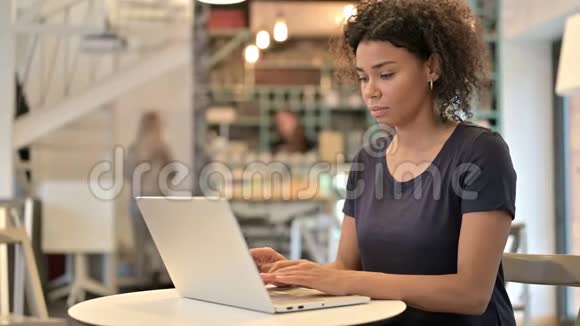 没有手指手势的非洲年轻女子与笔记本电脑视频的预览图