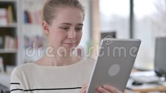 青年妇女在平板上的视频聊天画像视频的预览图