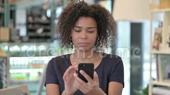 非洲年轻女性智能手机使用画像视频的预览图