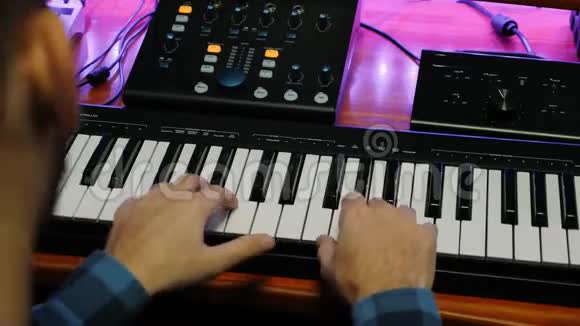 男音乐家作曲家弹钢琴MIDI键盘音响工程师从事数字音响工作站工作人手弹钢琴视频的预览图