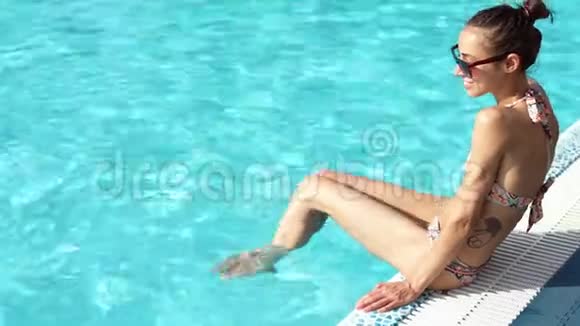 夏日泳池沙滩上美丽性感的年轻微笑女人视频的预览图